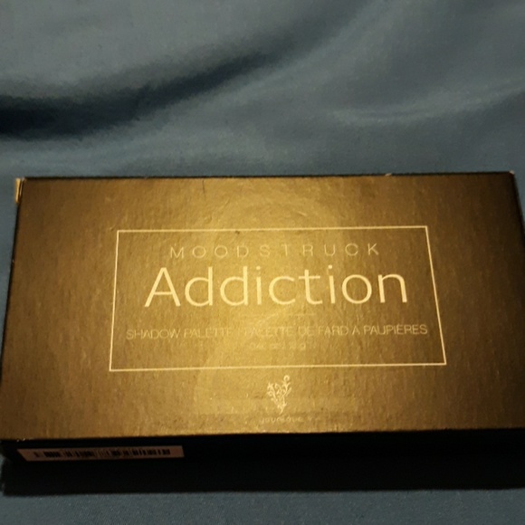Younique Other - Moodstruck addiction shadow palette 2